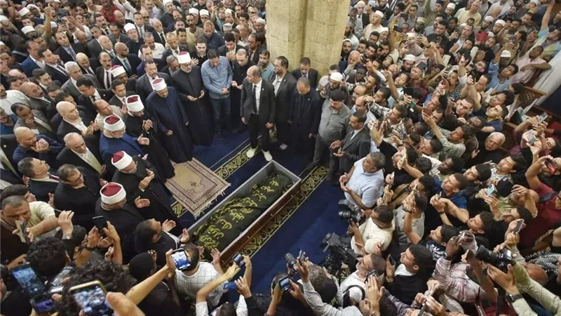 هل كثرة عدد المصلين في الجنازة تنفع الميت؟ دار الإفتاء تجيب