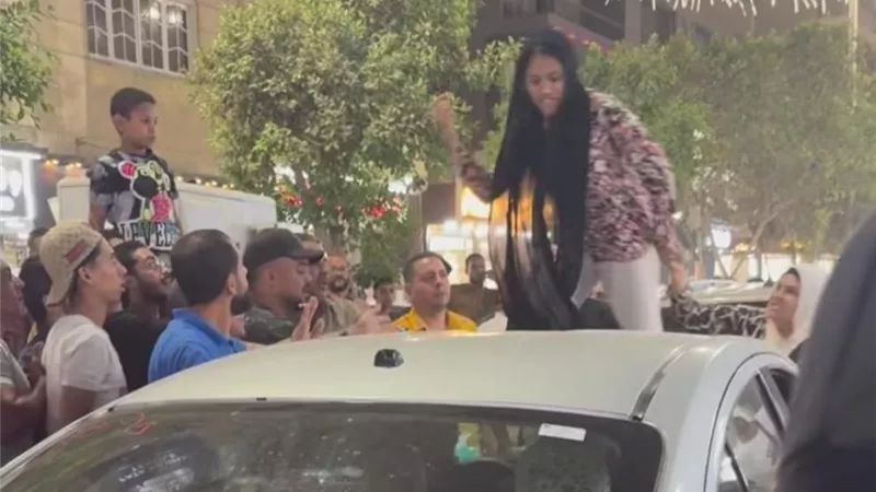فتاة تهشم سيارة في جسر السويس بعد مشاجرة بسبب أولوية المرور
