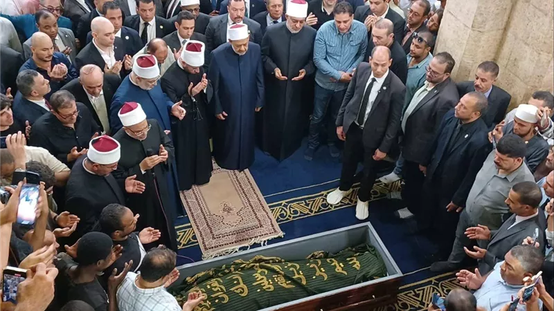 تدوينة على «فيسبوك» تشعل الجدل في عزاء الدكتور أحمد عمر هاشم