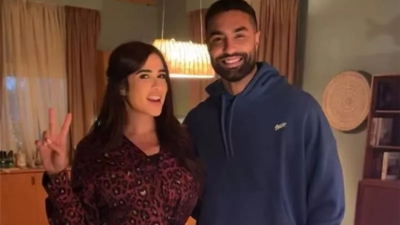 ياسمين عبد العزيز تنشر صورة مع كريم فهمي.. وتعلق: «صاحبي يا صاحبي»