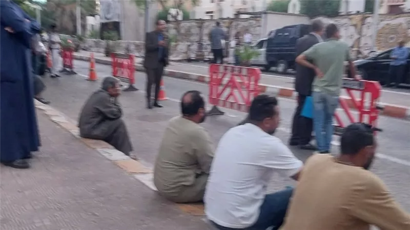 «ناموا في الشارع».. زحام أمام مجمع محاكم قنا لتقديم أوراق الترشح للنواب | صور