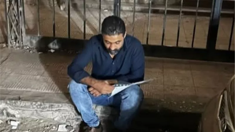 بين الحلم والأمل.. شاب بسيط يسبق الجميع أمام محكمة طنطا في انتظار لحظة الترشح