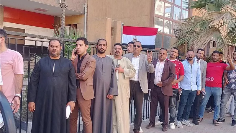 توافد مكثف لراغبي الترشيح في انتخابات النواب أمام مجمع محاكم سوهاج | صور
