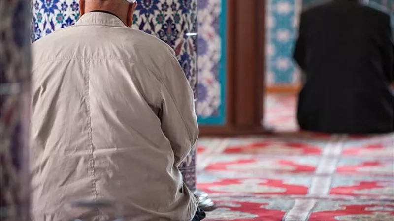 دار الإفتاء: المصافحة بعد الصلاة وقول «حرما» جائز شرعا