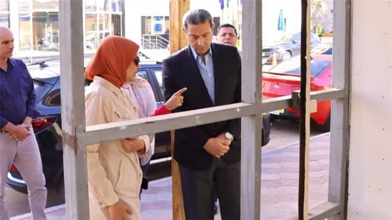 محافظ دمياط يبحث مقترح تطوير السوق الحضاري برأس البر | صور