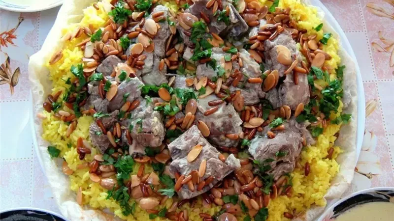 طريقة عمل المنسف الأردني الأصيل باللحم والدجاج خطوة بخطوة