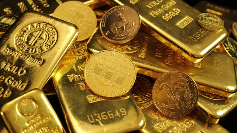 تخلي البنوك المركزية عن الدولار.. خبير اقتصادي يكشف أسباب ارتفاع أسعار الذهب 