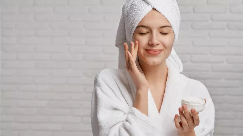 دليل العناية بالبشرة في الخريف.. 10 نصائح أساسية