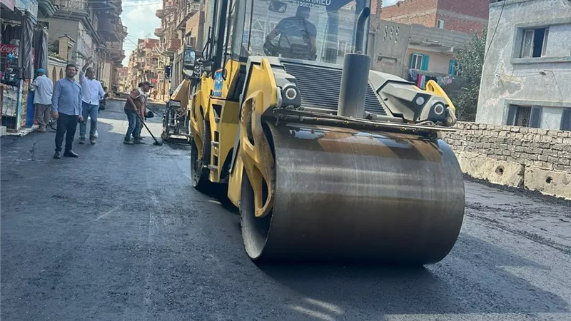 محافظ كفر الشيخ يوجه بالالتزام بالمواصفات الفنية في مشروعات الرصف وتحسين البنية التحتية