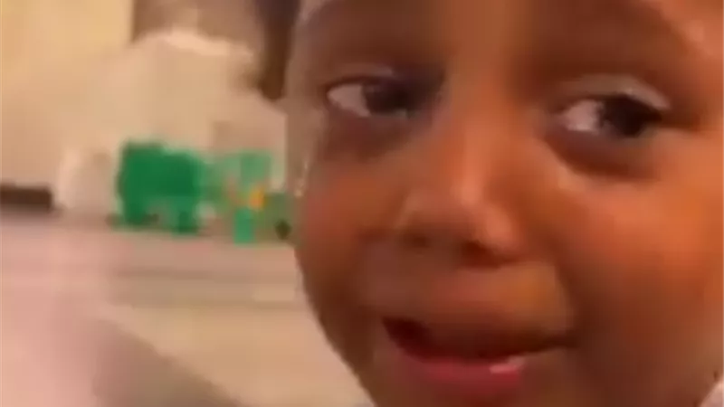  السلام عليك يا رسول الله.. فيديو يوثق بكاء طفل أثناء زيارته قبر النبي