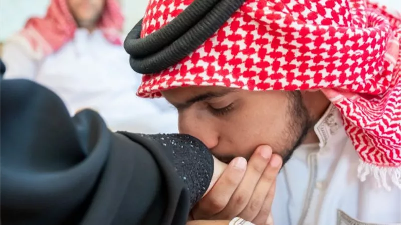 أمين الفتوى: النظر إلى وجه الأم عبادة
