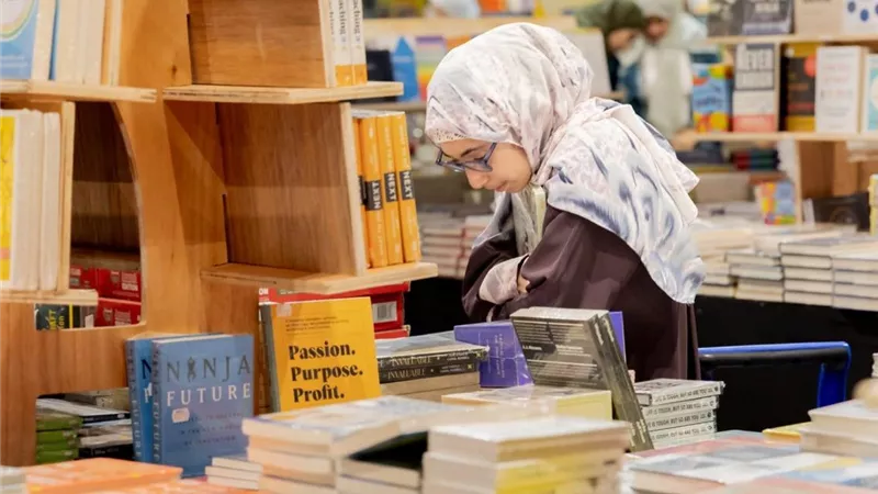 ساحة الكتب المخفضة تجذب زوار معرض الرياض الدولي للكتاب 