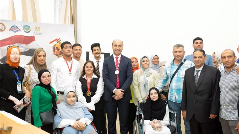 رئيس جامعة دمنهور يلتقي الطلاب من ذوي الهمم لمناقشة مطالبهم واحتياجاتهم |صور