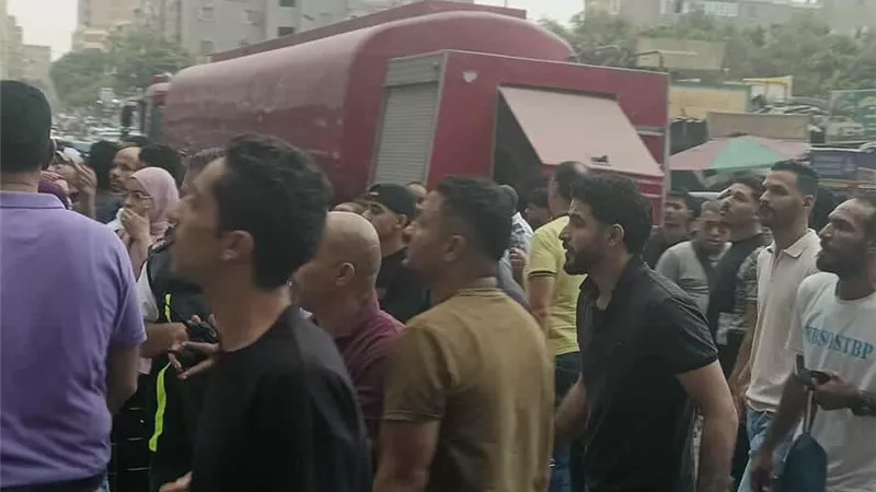 حريق الحرفيين.. الحماية المدنية تُخلي السكان من عقار السلام وتدفع بخزانات المياه للسيطرة 