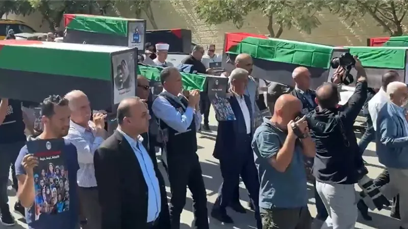 الصحفيون الفلسطينيون يحملون 