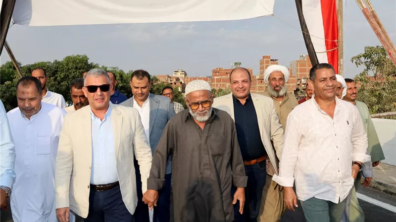 بمناسبة العيد القومي.. محافظ الإسماعيلية يفتتح أعمال إنشاء طريق الحمادات
