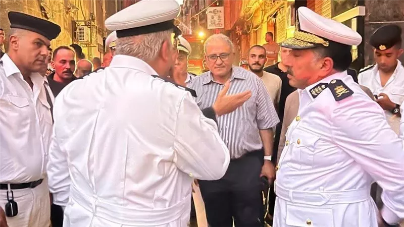 مدير أمن القاهرة يتفقد موقع حريق مخزن قطع غيار السيارات بمدينة الحرفيين