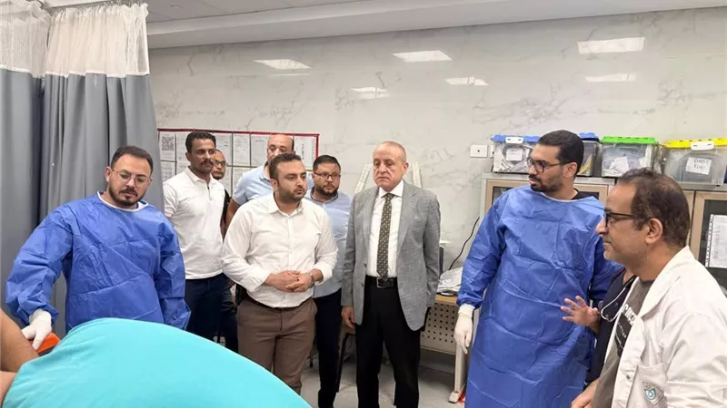 مصرع 6 أشخاص وإصابة 16 آخرين.. محافظ الأقصر يتفقد المصابين في حادث الطريق الصحراوي الغربي