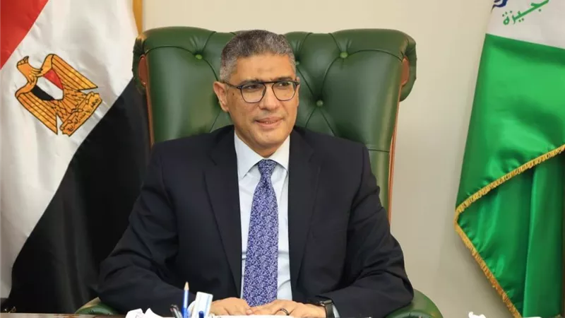 محافظ الجيزة يوجه بحصر وترقيم مركبات «التوك توك» لتنظيم الحركة المرورية ومنع العشوائية