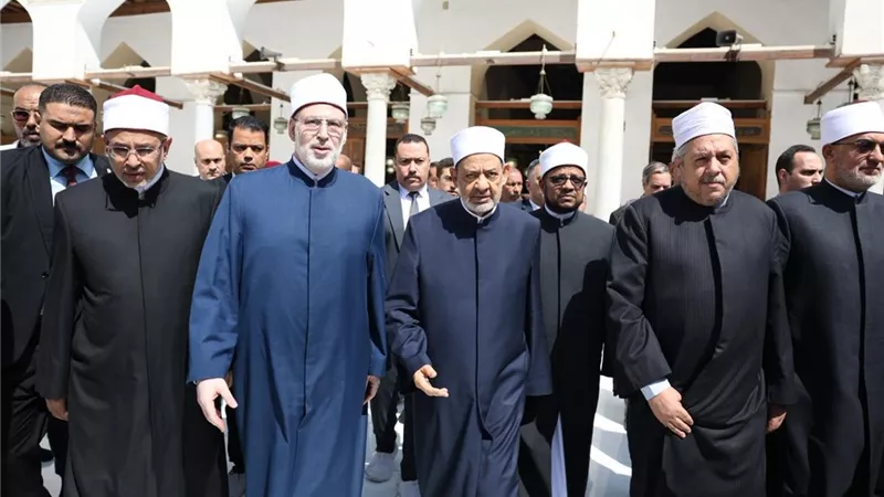 شيخ الأزهر ينعي أحمد عمر هاشم: سيرته حاضرة وأثره باقيًا