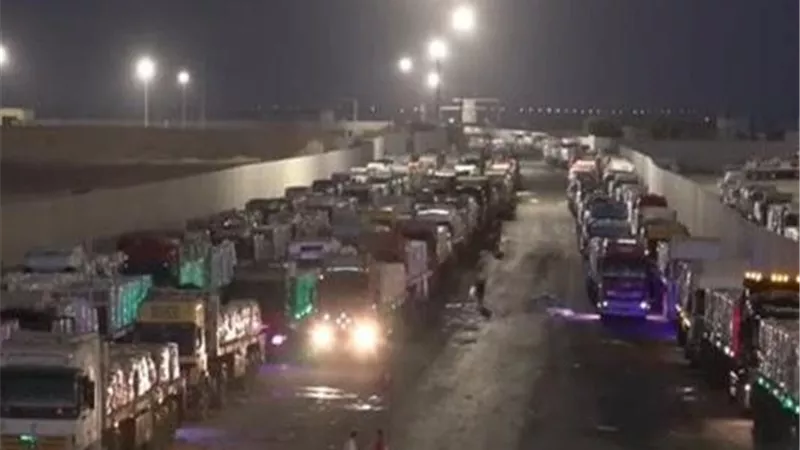 إذاعة جيش الاحتلال: 600 شاحنة تدخل غزة يوميًا طبقًا لاتفاق شرم الشيخ