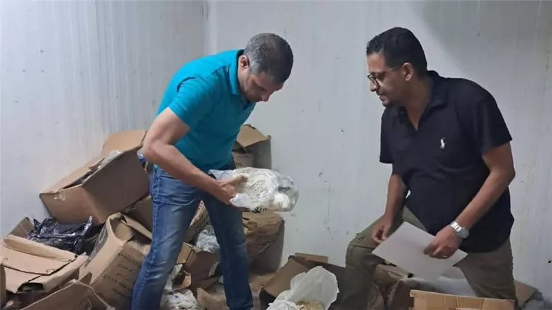 حملة مفاجئة ببني سويف تضبط 662 كجم أغذية فاسدة قبل بيعها بالأسواق 