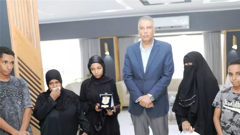 محافظ أسوان يكرم أسر «شهداء العمل» ويمنحهم درع المحافظة ومكافآت مالية