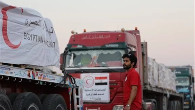 تحمل 4 أطنان من المساعدات.. القافلة 53 من زاد الغزة تصطف تمهيدا لدخول غزة