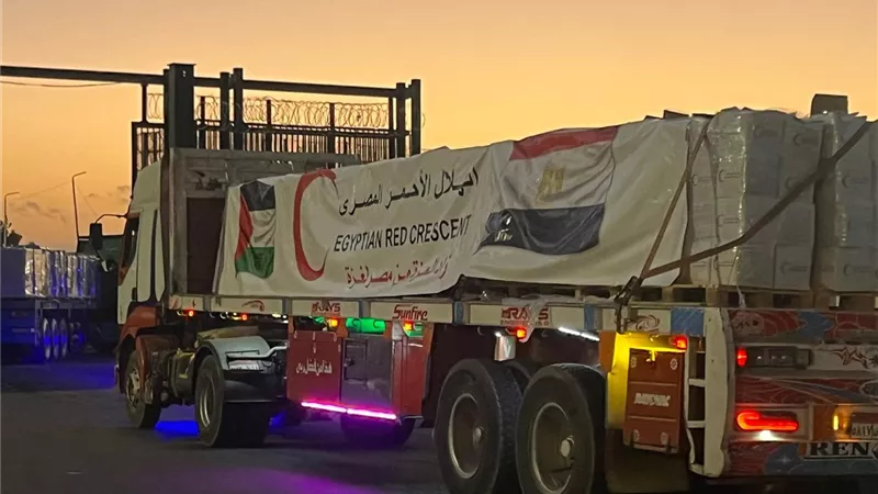 زاد العزة من مصر إلى غزة.. الهلال الأحمر يدفع بـ3450 طن مساعدات عاجلة