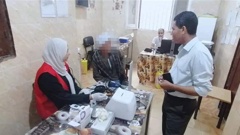 وكيل صحة الأقصر يتفقد أعمال لجنة تحليل المخدرات المشتركة