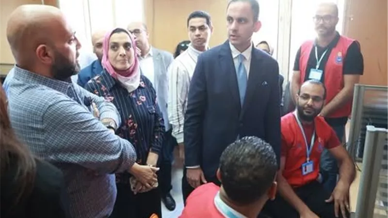 نائب وزير الصحة يتفقد غرفة الخط الساخن 137 بالإسكندرية| صور