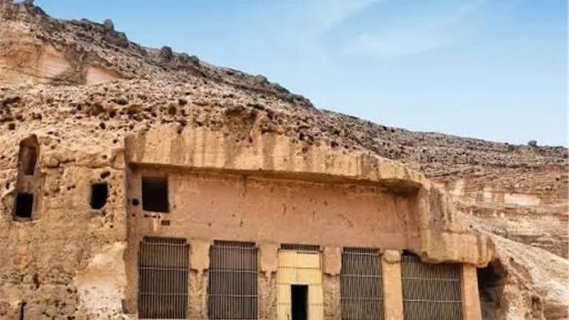 «إسطبل عنتر».. معبد منحوت في قلب الصخر يحرس أسرار آلاف السنين بالمنيا