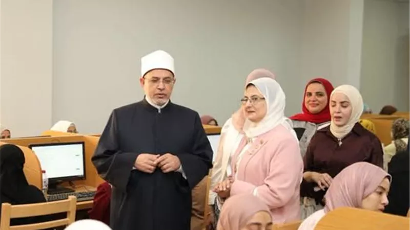 رئيس جامعة الأزهر يتابع سير الاختبارات الإلكترونية لطالبات طب بنات بالقاهر