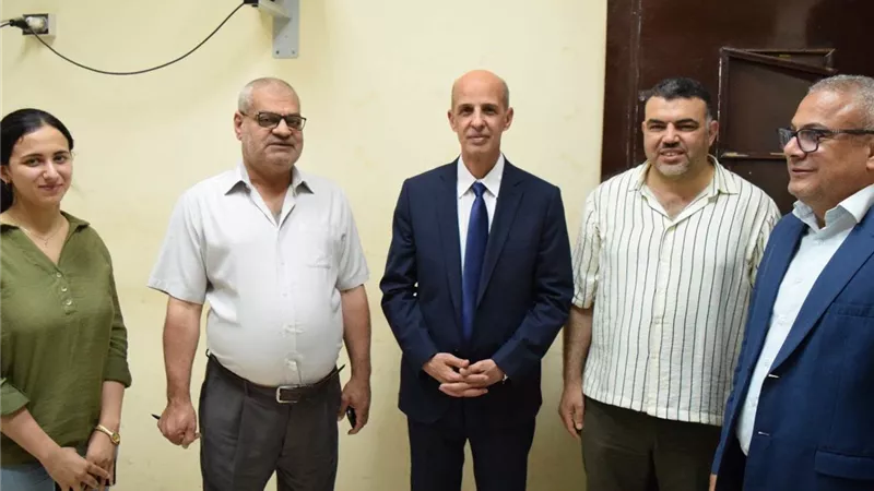 رئيس جامعة بني سويف يتفقد المرضى الفلسطينيين بالمستشفى الجامعي