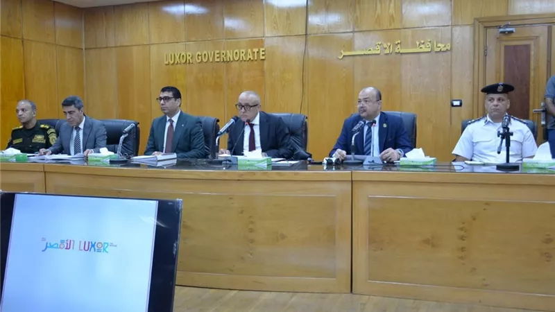 محافظ الأقصر يترأس المجلس التنفيذي ويكرم المشاركين بالتجربة صقر 