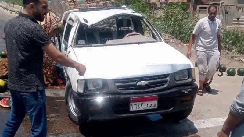 نجاة شاب إثر انقلاب سيارة محملة بالبطيخ على طريق المنصورة دمياط