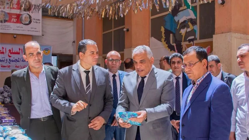 رئيس جامعة طنطا يفتتح معرض السلع المخفضة والمنتجات الغذائية بكلية الزراعة