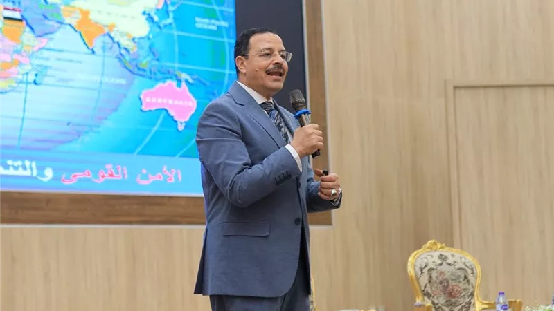 قائد قوات الدفاع الشعبي  ورئيس جامعة بنها يتفقدان محاضرات التربية العسكرية