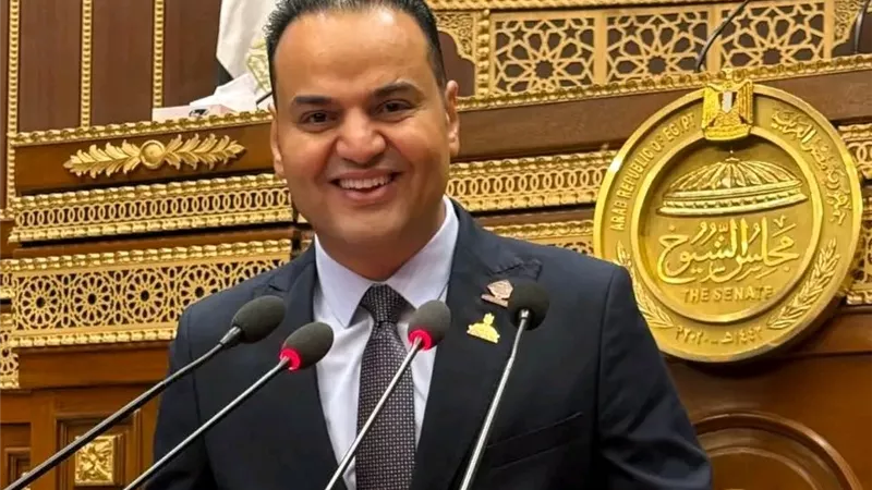 نائب بالشيوخ يطالب بترتيب أولويات الدولة ووضع المواطن بقلب القوانين