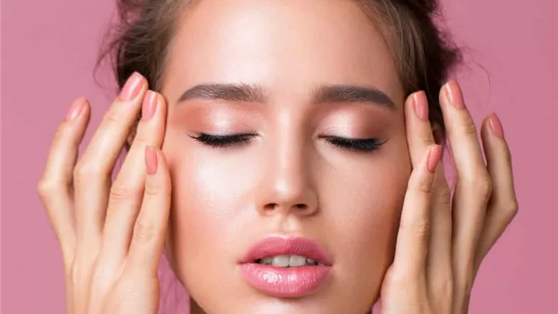 في دقائق.. مكياج صباحي يمنحكِ إطلالة طبيعية 
