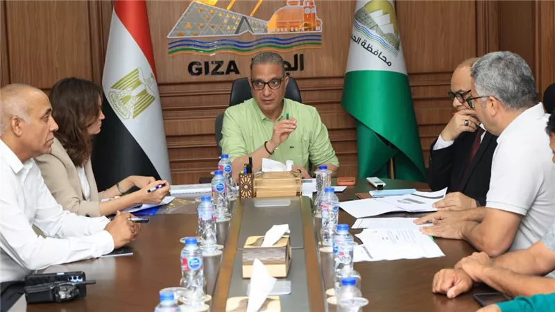 محافظ الجيزة: دعم حي الطالبية بـ3 سيارات جديدة لتعزيز منظومة النظافة