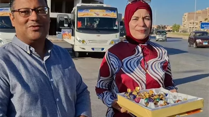 بتوزيع الشيكولاتة والأتوبيسات.. 