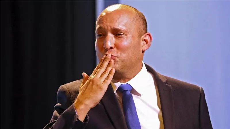 رئيس وزراء إسرائيل السابق يفضح المستور: قمنا بتهريب أنظمة ستارلينك لإيران