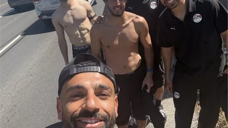 محمد صلاح ينشر صورة لجولة لاعبي منتخب مصر بعد الفوز على نيوزيلندا 