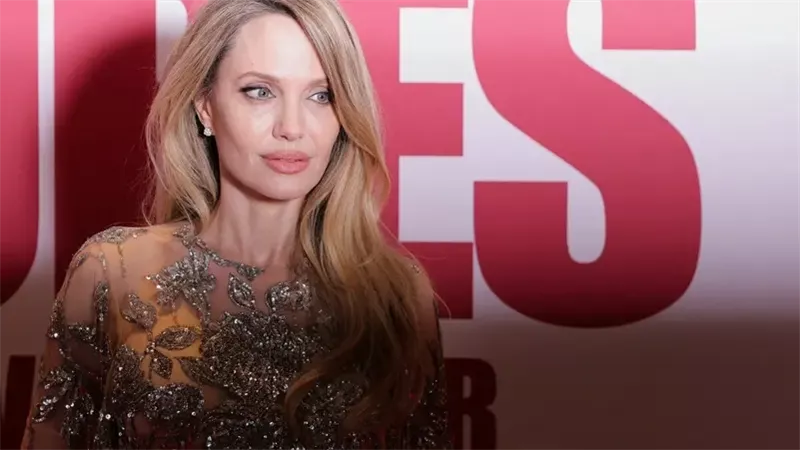 «كوتور» يفتح جراح الماضي لأنجلينا جولي ويستحضر ذكريات والدتها