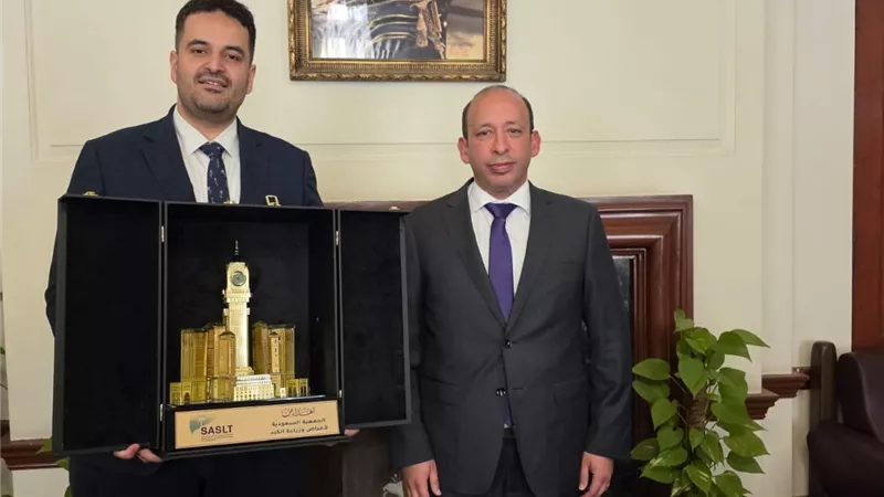عميد قصر العيني يتسلم مجسماً لـ «وقف الملك عبد العزيز» بمنتدى صحة الكبد