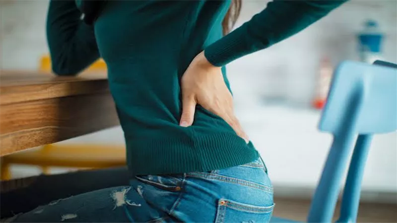 كيف يحدث انحراف العمود الفقري وطرق علاجه 