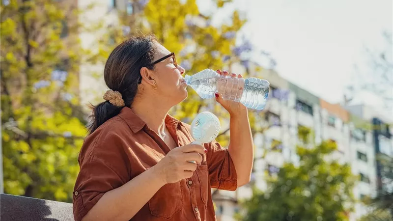دقيقة بدقيقة.. ما الذي يحدث داخل جسمك خلال الموجة الحارة 