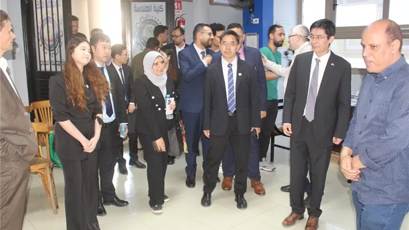 وفد صيني يطّلع على نماذج في الابتكار والتحول الرقمي بجامعة المنصورة 