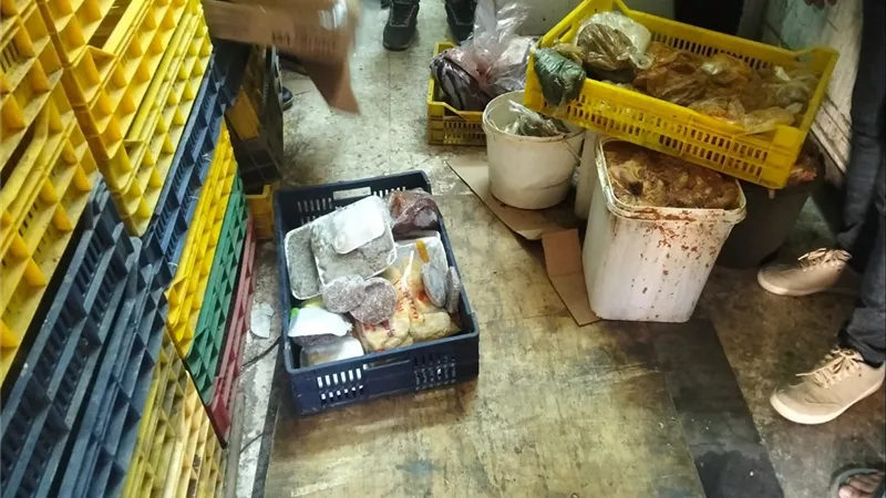 ضبط 100 كيلو لحوم ومصنعات غذائية غير صالحة بمطعم شهير بأسيوط